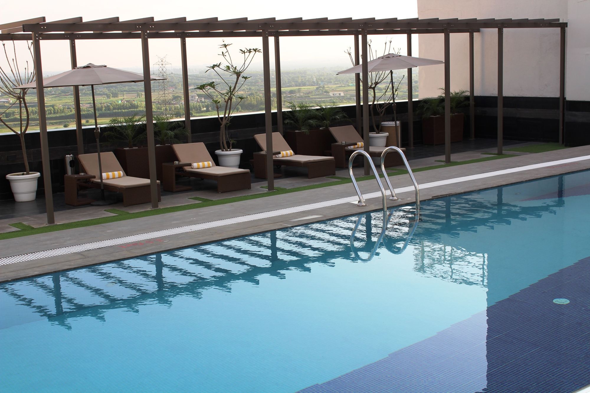 Sandal Suites By Lemon Tree Hotels Noida Zewnętrze zdjęcie